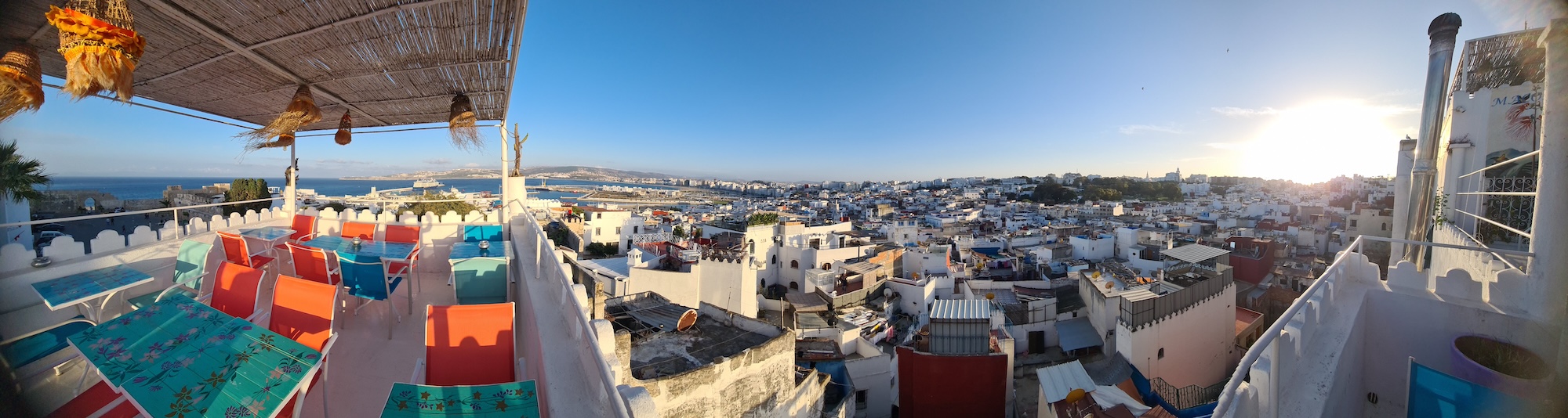 Rundblick von einer Dachterrasse in Tanger